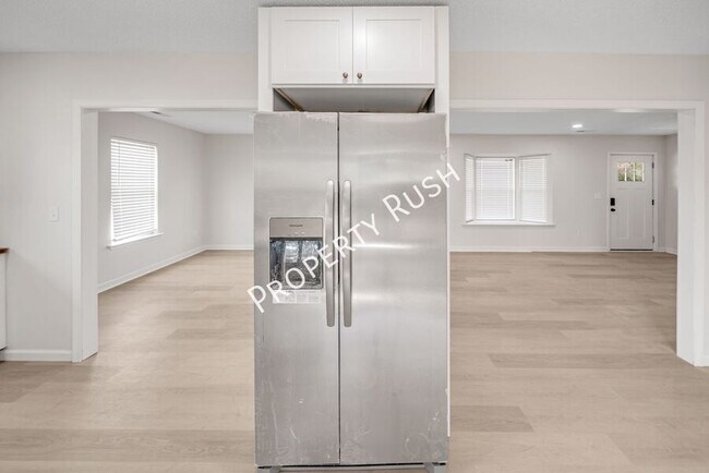 Building Photo - 1104 Queens Dr