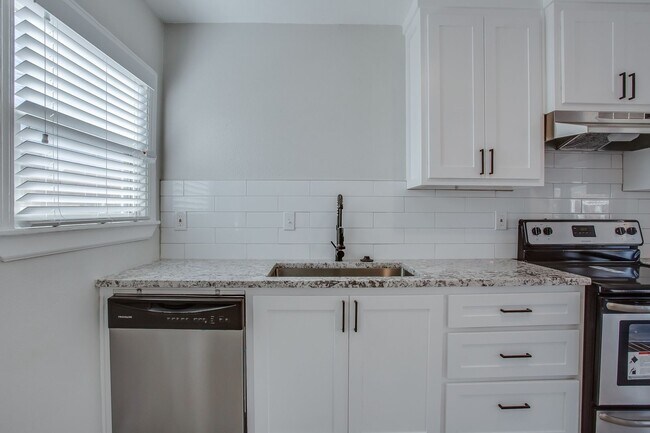 Building Photo - Pre Leasing for Fall 2026! 3/2 in Tech Terrace