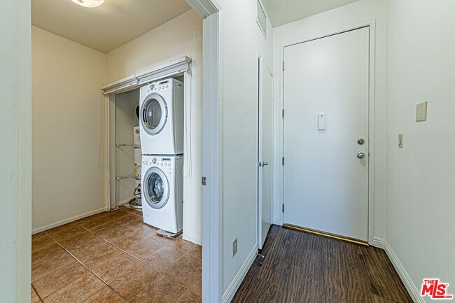 Building Photo - 860 S Lucerne Blvd