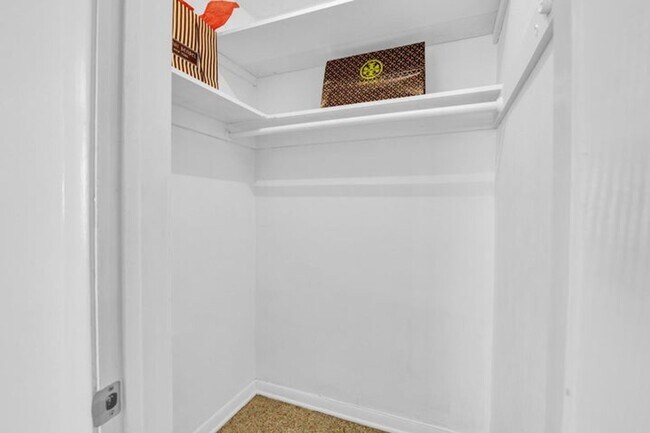 Building Photo - 702 Sunset Dr