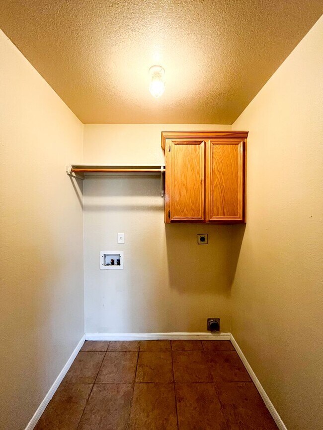 Building Photo - 1111 Nicholas Cir