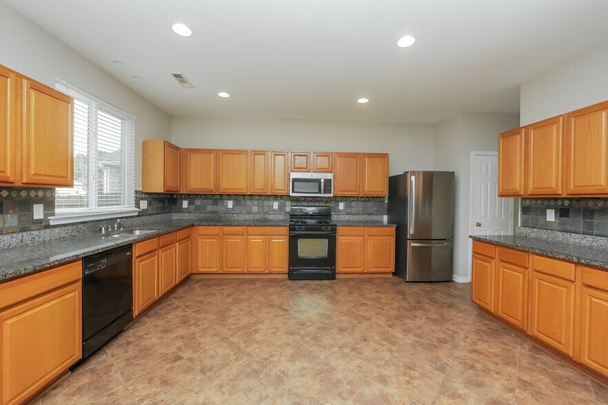 Building Photo - 136 Maple Hill Dr