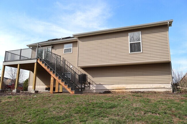 Building Photo - Beautiful 3 Bed 2.5 Bath w/2 Car Oversized Garage