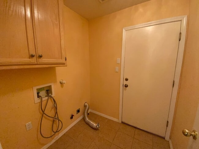 Building Photo - 3 Bedroom Single Story Home Near Unser Blv...