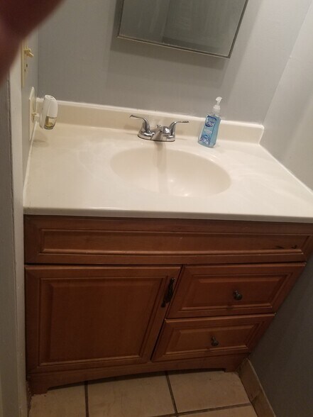 Bathroom Level 1 - 5003 Hana Rd