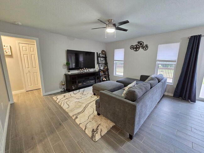 Building Photo - Remodeled 2 bed/ 2 bath/ 2 car garage ~ Annual Rental in Sarasota ~