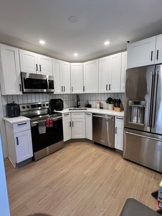 Building Photo - Pennington Rd, Ewing, NJ – 6BR / 2BA. Large single-family home near TCNJ with spacious driveway