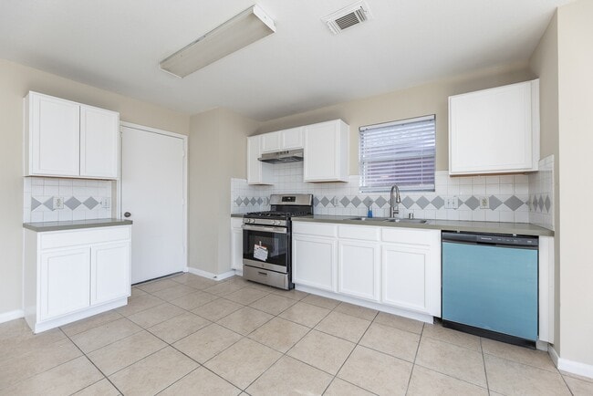 Building Photo - 15831 Crooked Arrow Dr