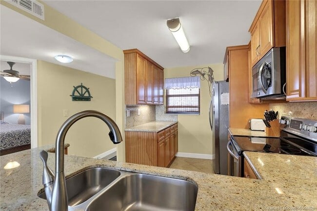 Building Photo - 9490 S Ocean Dr
