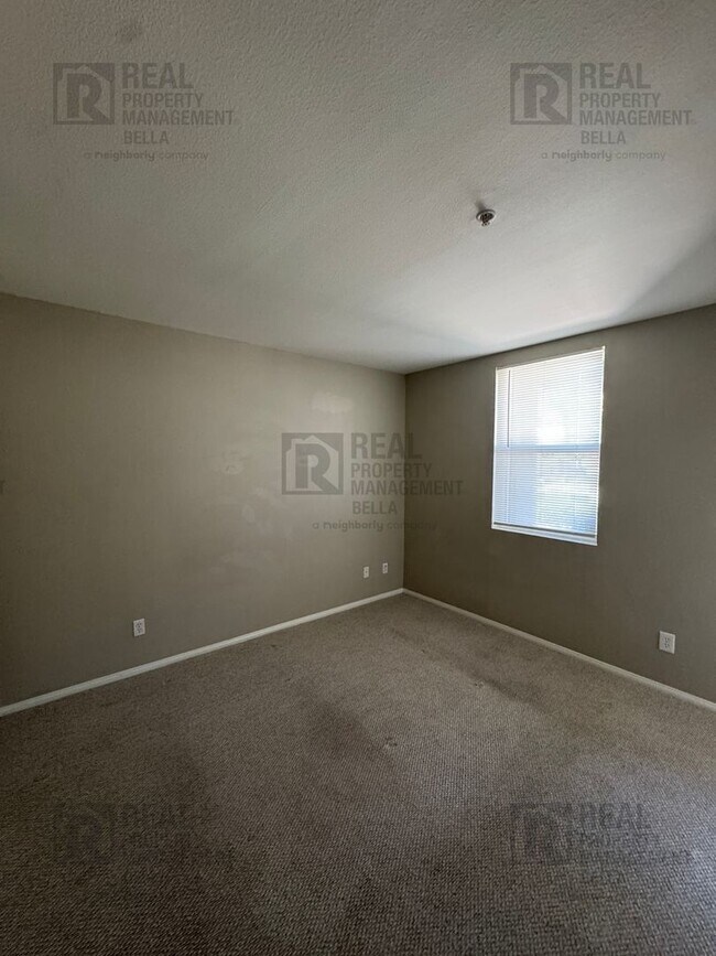 Building Photo - You won't want to miss this!
