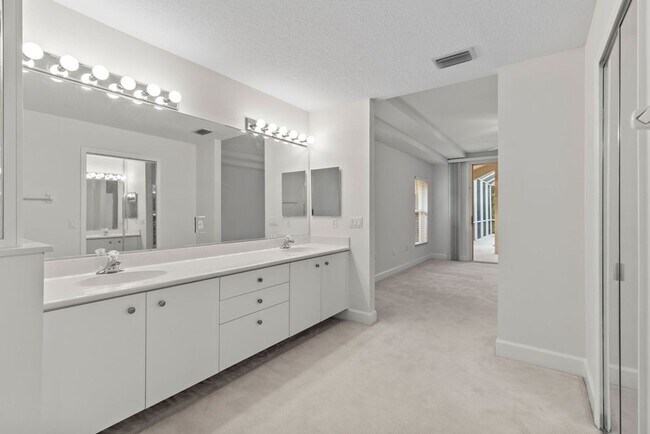 Building Photo - Beautiful Breakaway Trails Pool Home