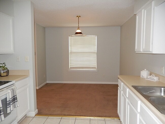 Building Photo - LOVELY & Spacious 3/2 Twn, New Plank Floor...