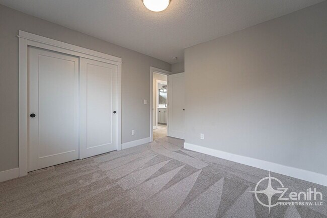 Building Photo - 3405 NW Kauffman Ave