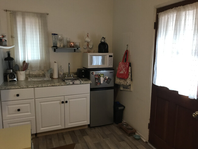 Kitchenette (no stove) - 2346 Cloverfield Blvd