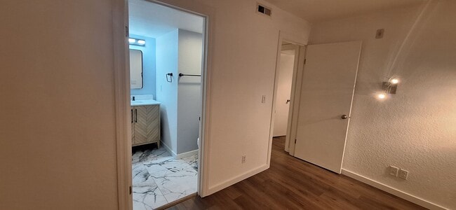 Building Photo - Luxurious 2-Bed, 2-Bath Condo with Spectacular Views and Designer Upgrades in Kirkland!!