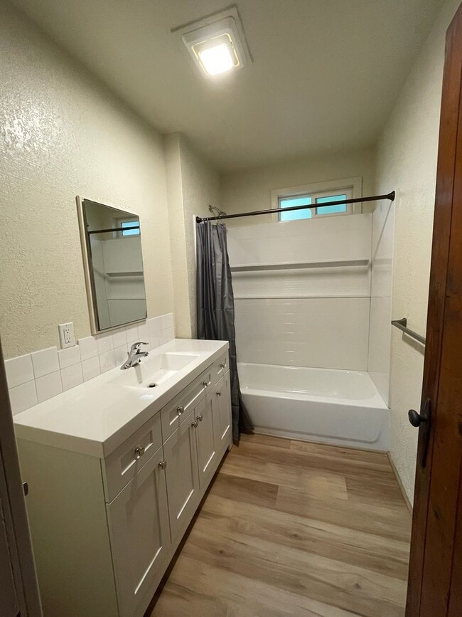 Building Photo - 1045 Sq. Ft. Private Two Bedroom One Bath ...