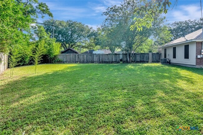 Building Photo - 515 Versailles St