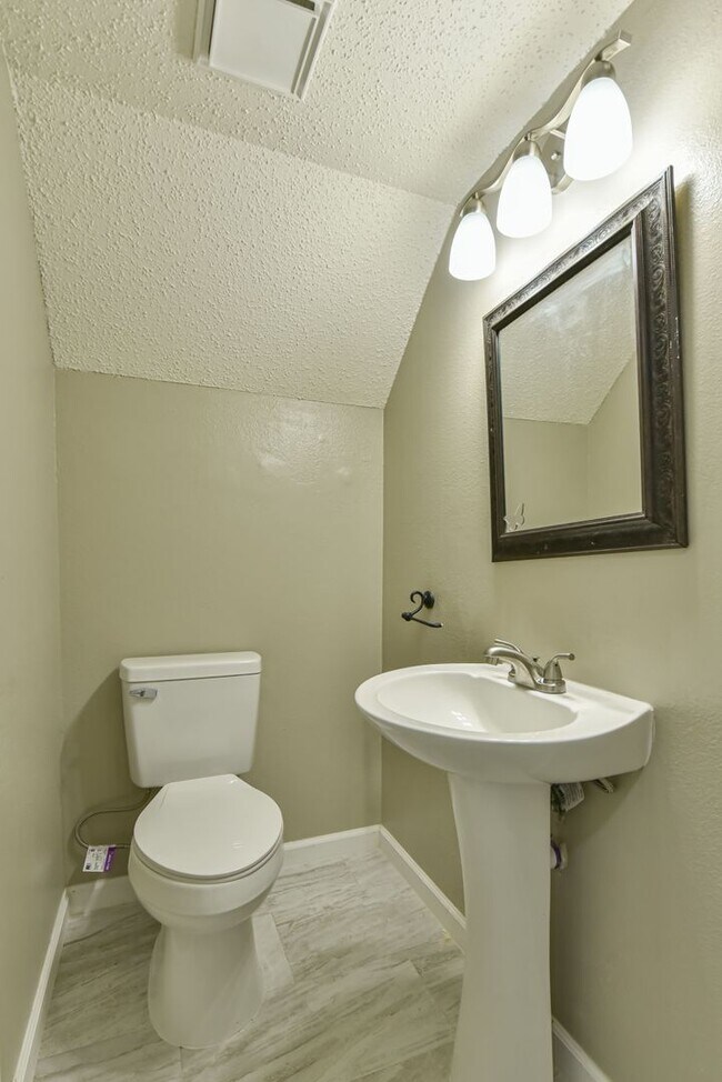 Building Photo - Charming 3-Bedroom Home in Heritage Home