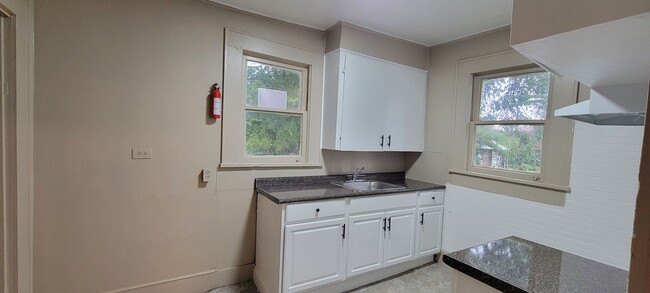 Building Photo - Adorable 3 bedroom/1 bath home with centra...