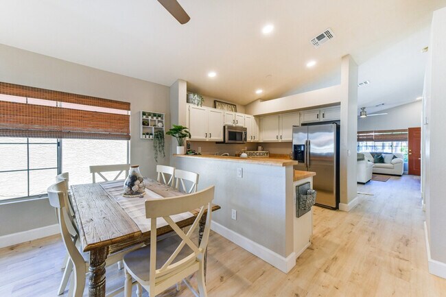 Building Photo - 1120 N Val Vista Dr