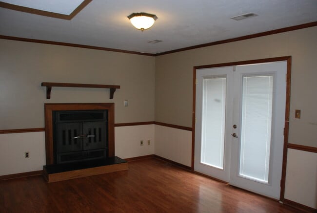 Building Photo - 3 Bedroom, 2.5 bath house in Newport News-Bernard Village