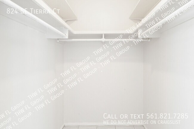 Building Photo - 824 SE Tierra Ct