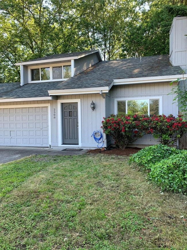 Building Photo - Large Four Bedroom House in Newberg