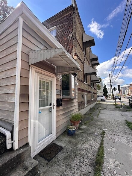 Building Photo - 137 W 15th St