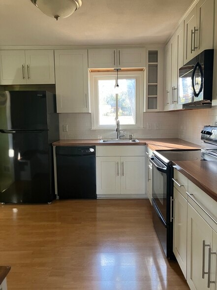 Kitchen - 6825 W 82nd St