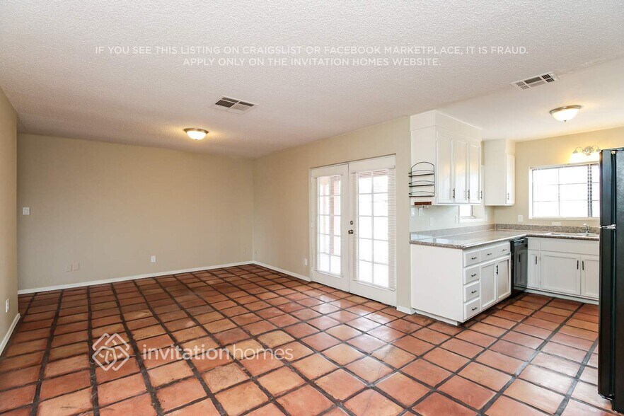Building Photo - 687 E Del Rio St