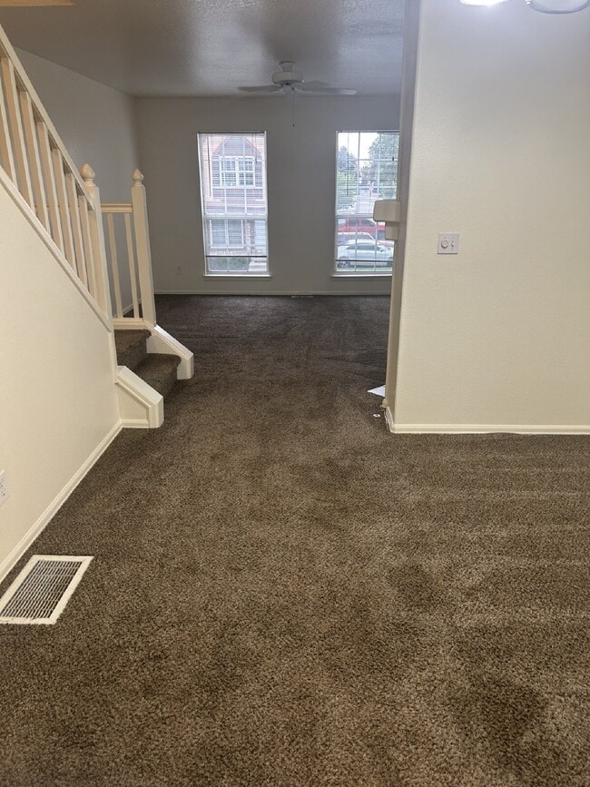 Building Photo - Beautiful 2BR/1.5B Town Home! AVAIL 09/15