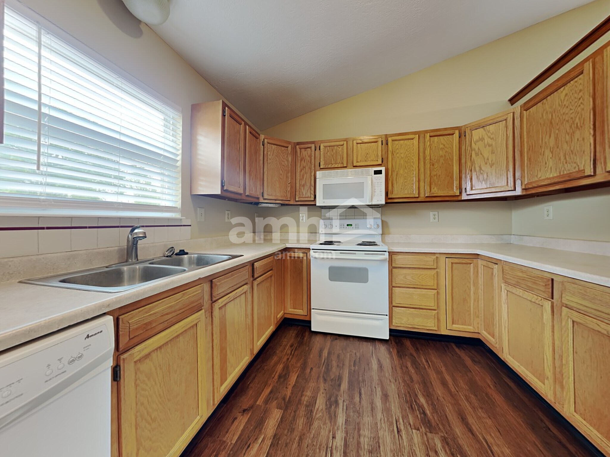 Building Photo - 333 Greenwood Ln