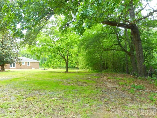 Building Photo - 733 Catawba Cir N