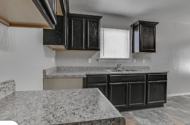 Building Photo - Center Way Apartments 2BDR - 1 BATH