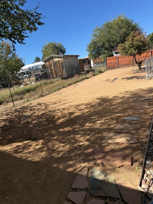 Building Photo - 3 bedroom 2 bath home in quiet neighborhood