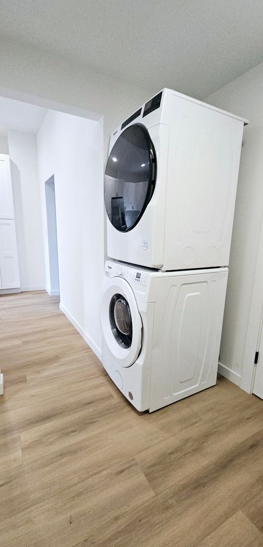 Building Photo - MOVE-IN SPECIAL! Recently Renovated 2 Stor...