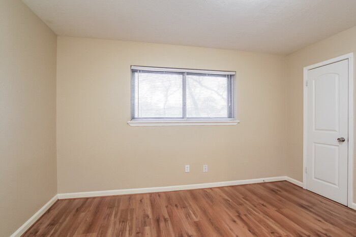 Building Photo - 701 Inwood Dr