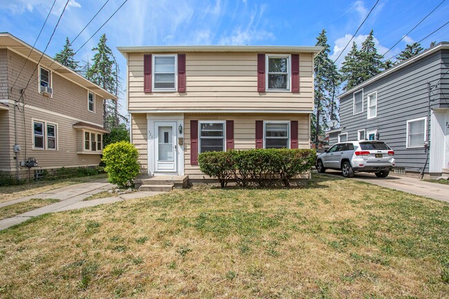 Primary Photo - AVAILABLE MID-JULY!! 3 Bedroom, 1.5 Single...