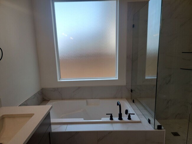 Building Photo - Bright and Spacious NEW 3 Bedroom Home!