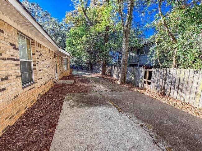 Building Photo - 2544 Oakmont Ct