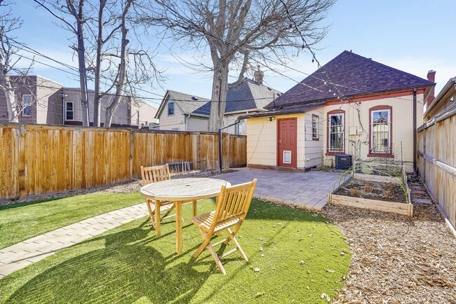 Building Photo - $2,495, 2-bed, 1-bath Victorian in the hea...