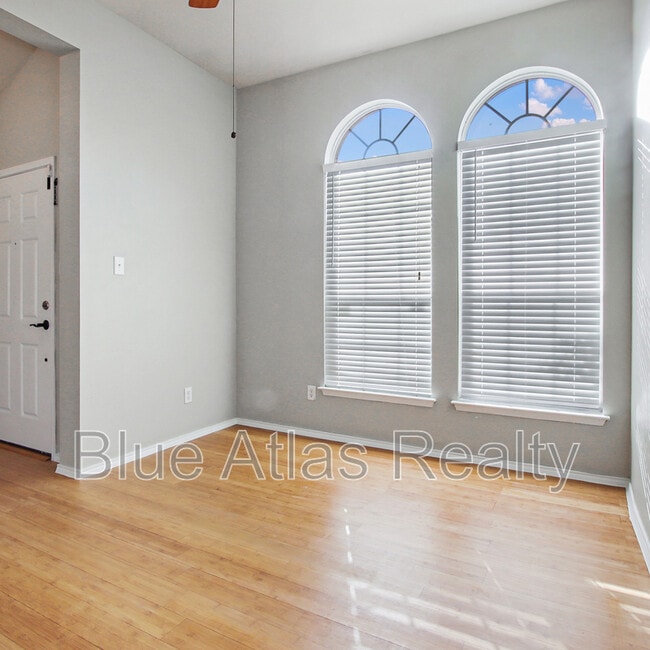 Building Photo - 542 Hickory Ln