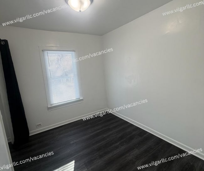 Building Photo - Spacious 2 Bedrooms • 1 Bathroom Home