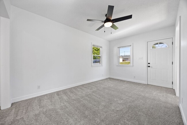 Building Photo - Well Cared for Single Family Home in Conve...