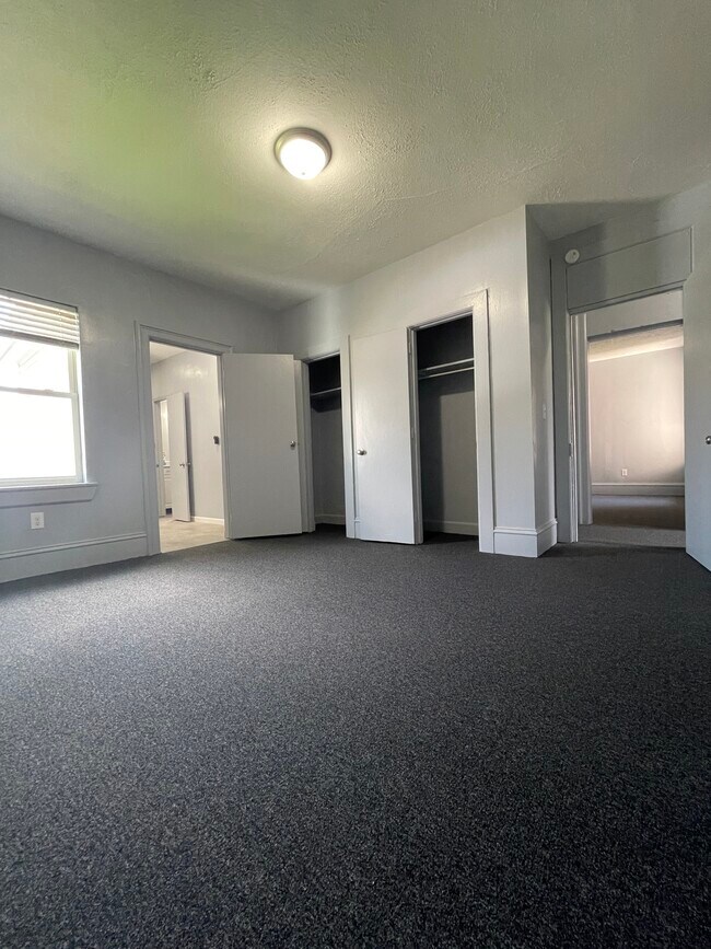 Building Photo - 916 Swann St