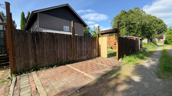 Building Photo - Private Olympia Townhome w Fully Fenced Ba...