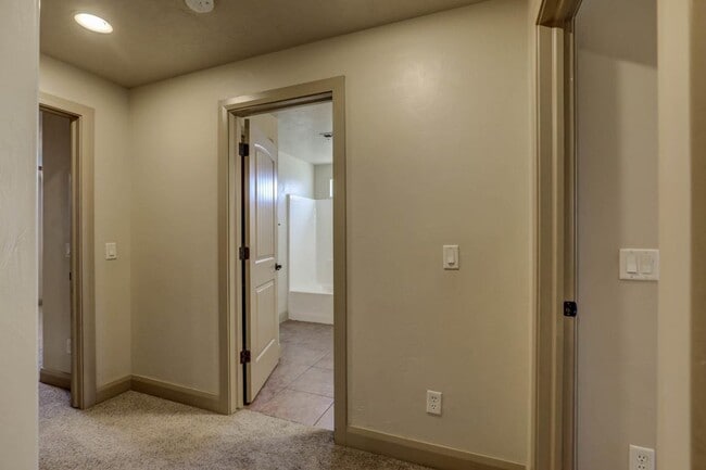 Building Photo - Pet Friendly! Beautifully Designed 5 Bedroom Home. 6 Month Lease!