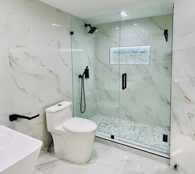 Building Photo - 3500 Mystic Pointe Dr