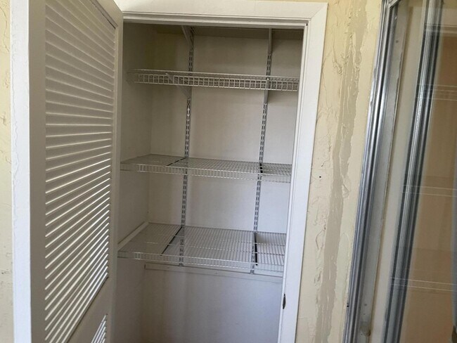 Building Photo - 705 Lori Dr