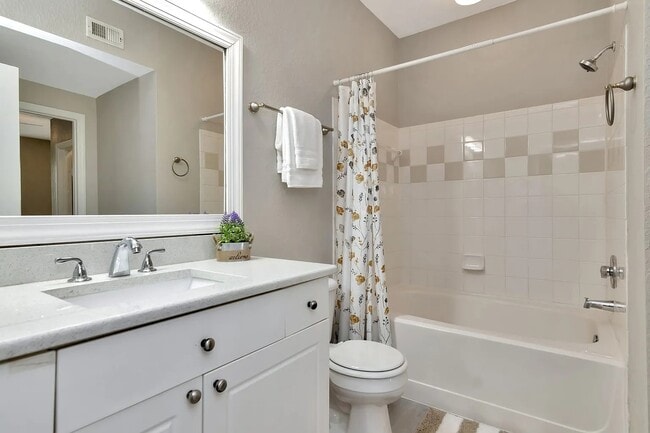 Building Photo - Charming 1BR with Natural Light